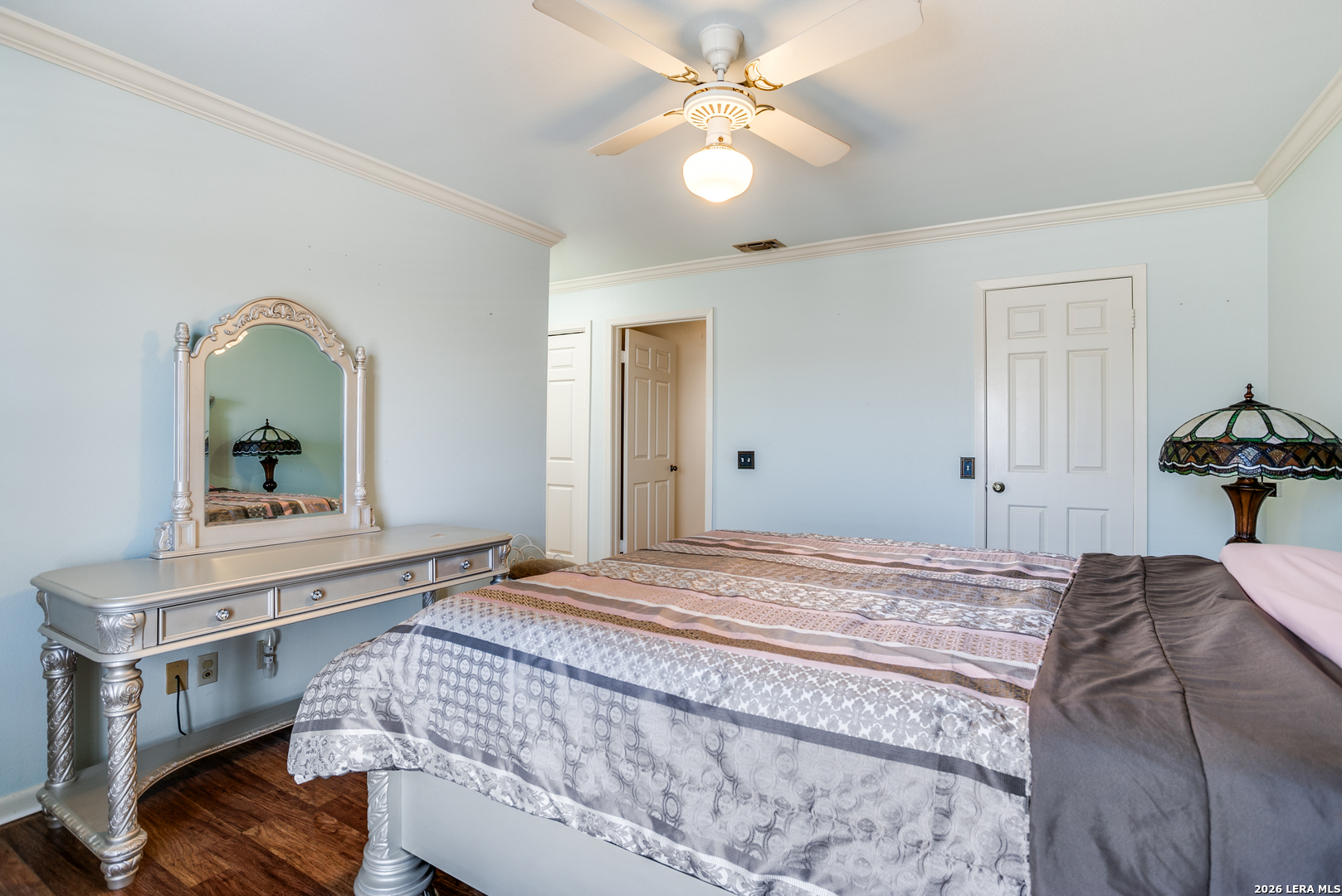 5359 Fredericksburg, Unit 515 San Antonio, TX 78229 - Photo 8 of 25 a bedroom with a bed and a dresser