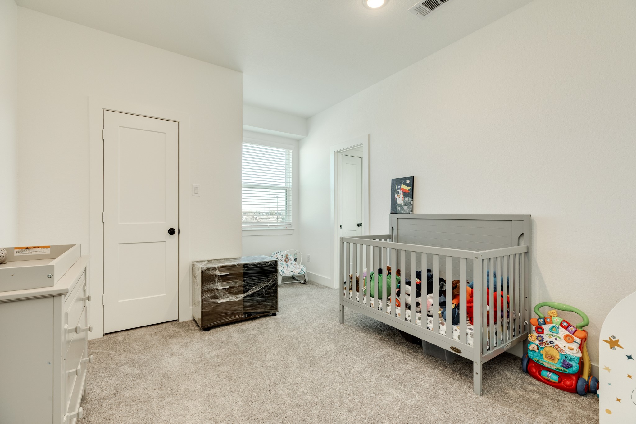 10002 Nectar Path Rosharon, TX 77583 - Photo 23 of 46 Secondary bedroom with well-maintained carpet; shares Jack and Jill bath.