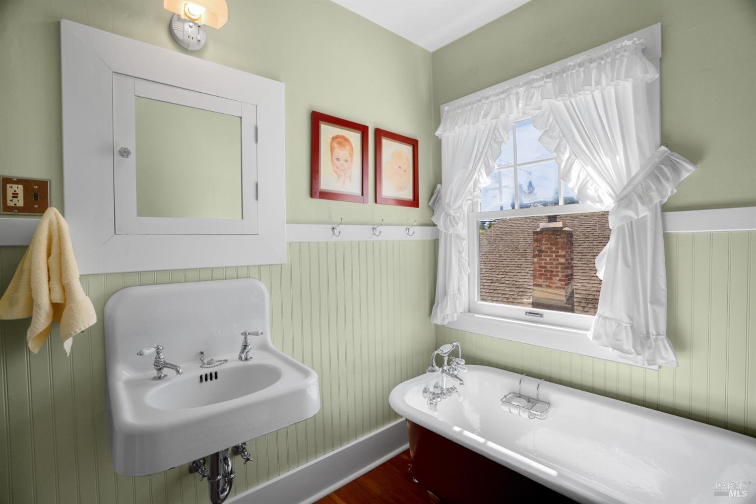 931 Humboldt Street Santa Rosa, CA 95404 - Photo 34 of 61 Upstairs bathroom.