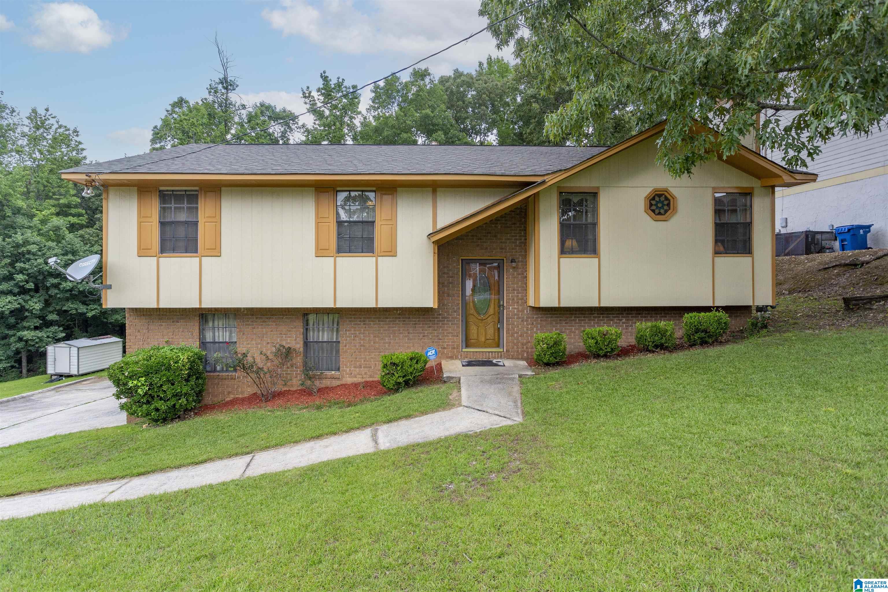 609 Live Oak Circle Fairfield, AL 35064 - Photo 2 of 28