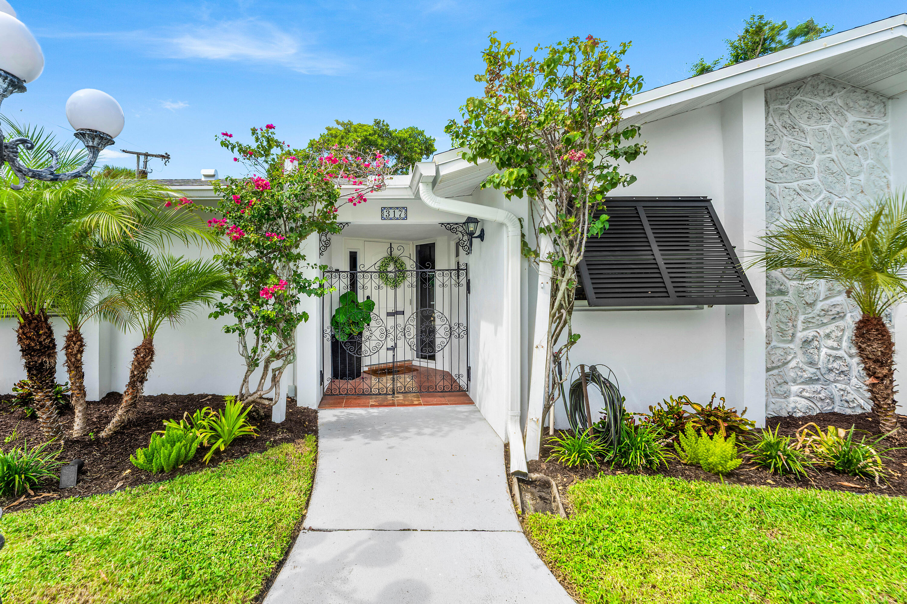 317 Daly Road Tequesta, FL 33469 - Photo 6 of 33 004-317DalyRoad-Jupiter-FL-33469-FULL