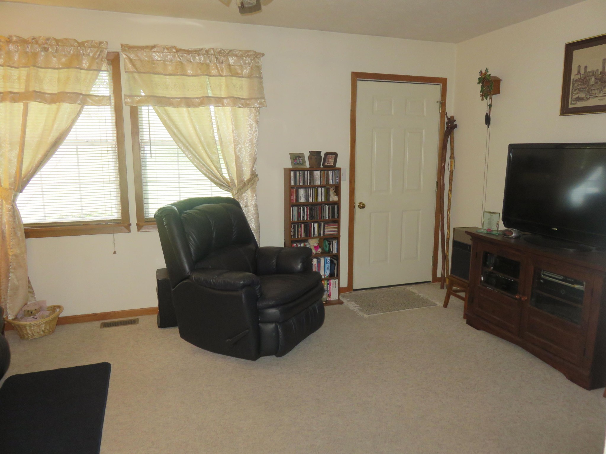 7800 Roberson Spring Road Loudon, TN 37774 - Photo 2 of 17 a living room with furniture and a flat screen tv