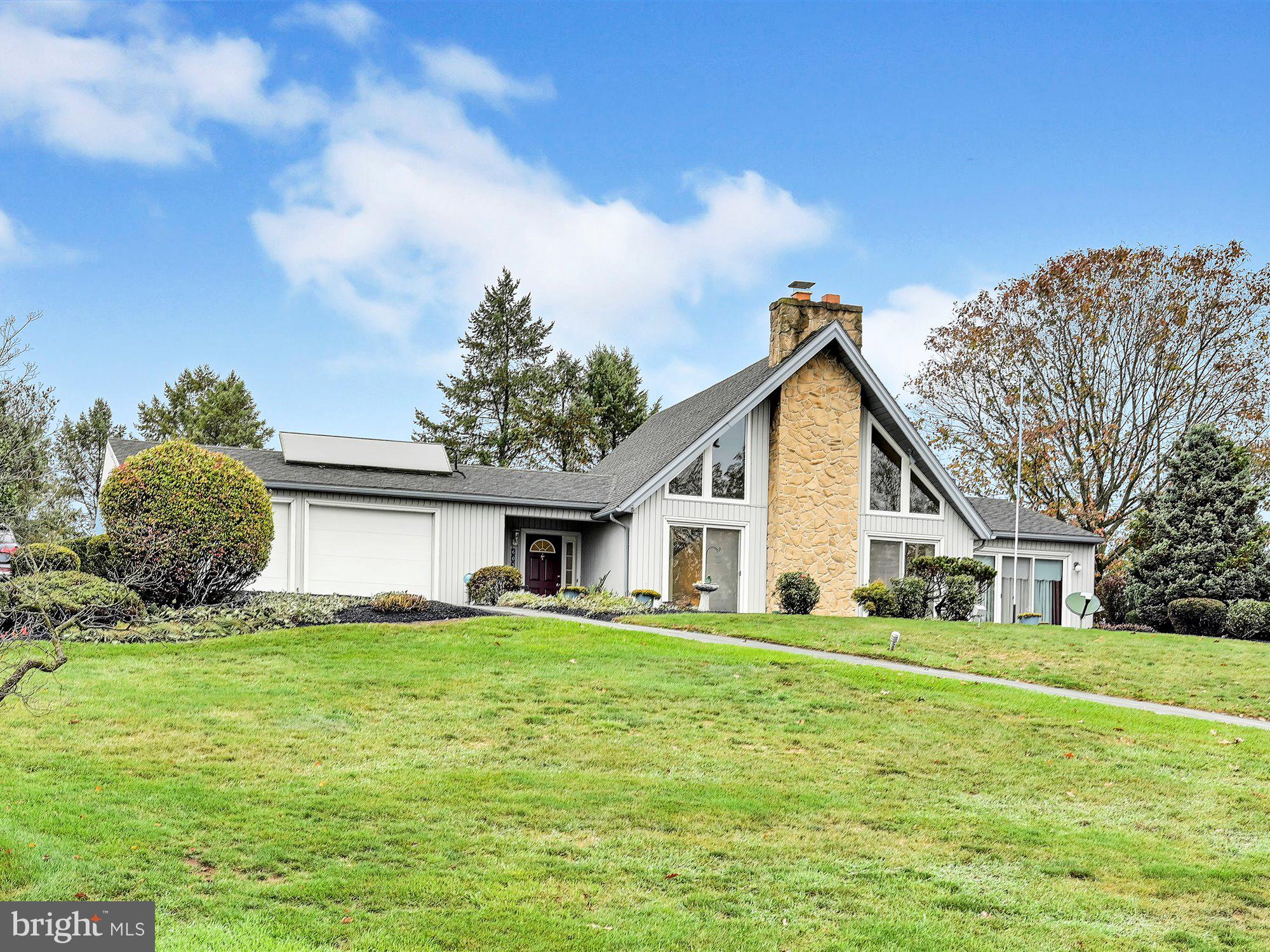607 Ridgeview Road South Elizabethtown, PA 17022 - Photo 2 of 28 Front