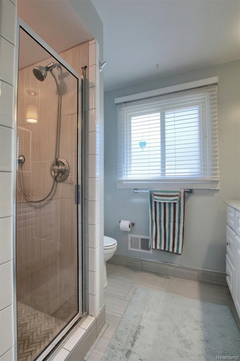 2633 King Road Trenton, MI 48183 - Photo 20 of 34 20-Master-Bathroom-2nd-View.jpg