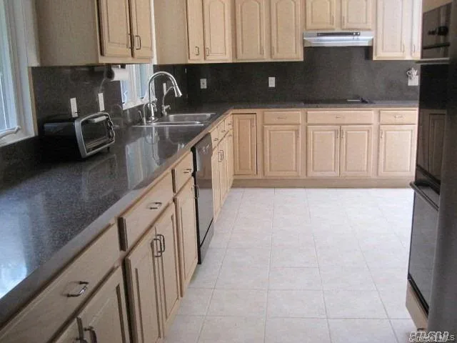 $7,500 | 26 Ridge Drive East, Roslyn, NY 11576