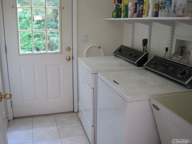 26 Ridge Drive East Roslyn, NY 11576 - Photo 17 of 28 a utility room with closet dryer and washer