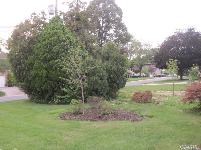 26 Ridge Drive East Roslyn, NY 11576 - Photo 23 of 28 a view of a garden with a fountain
