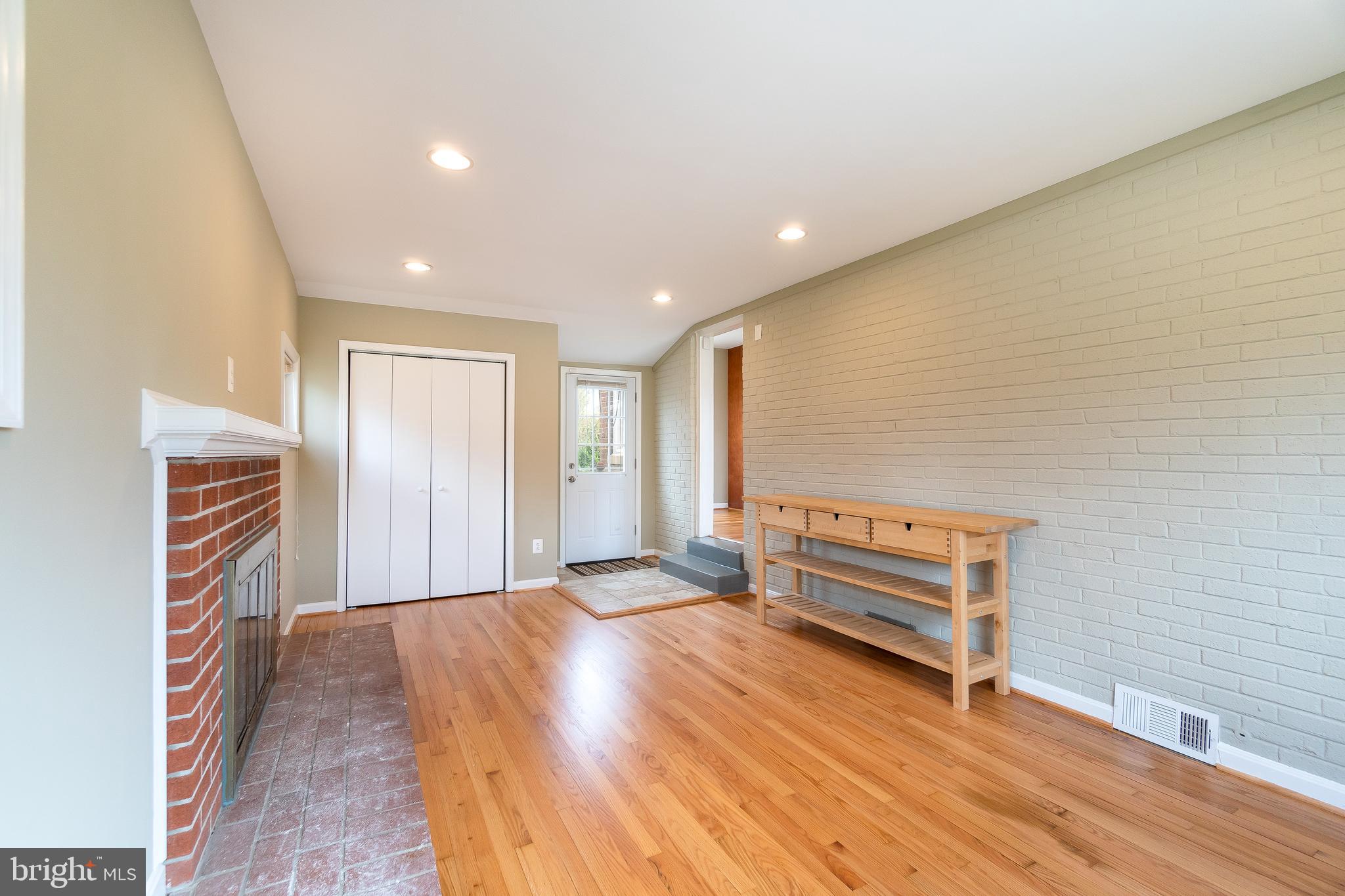 5929 Camberly Avenue Springfield, VA 22150 - Photo 3 of 36