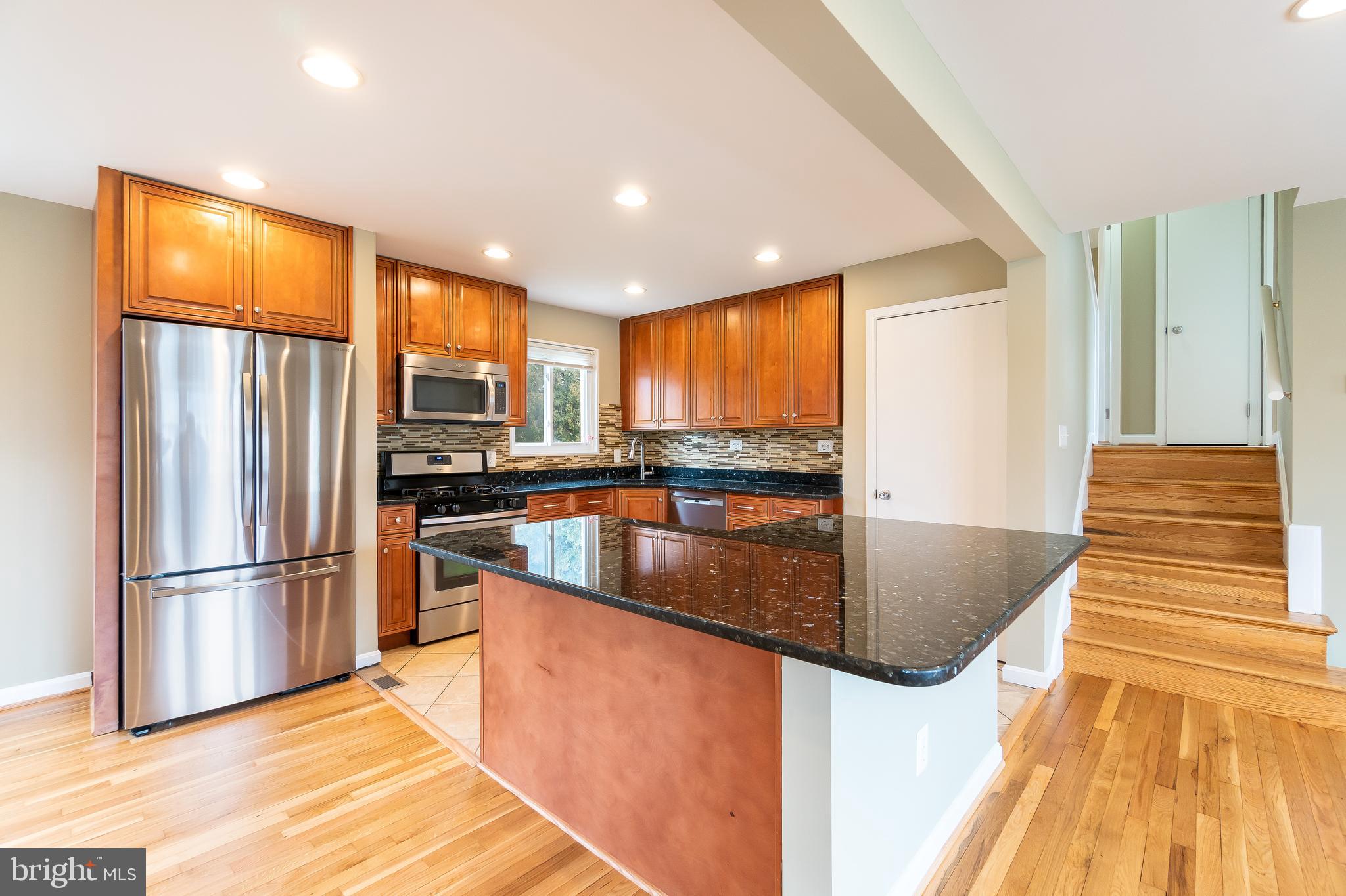 5929 Camberly Avenue Springfield, VA 22150 - Photo 4 of 36
