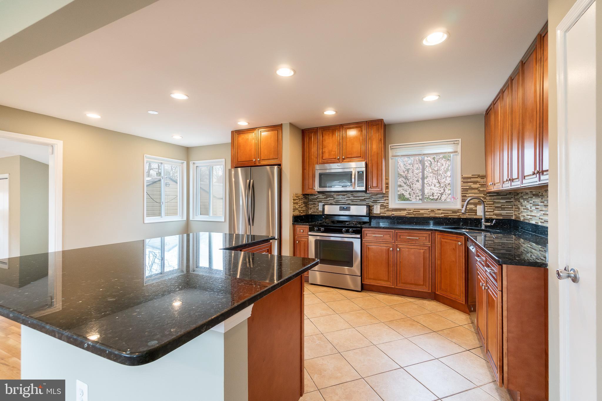 5929 Camberly Avenue Springfield, VA 22150 - Photo 5 of 36
