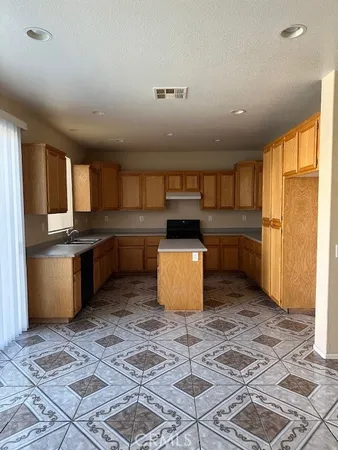 $2,600 | 12364 Freeport Drive, Victorville, CA 92392