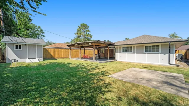 a view of a house with a backyard