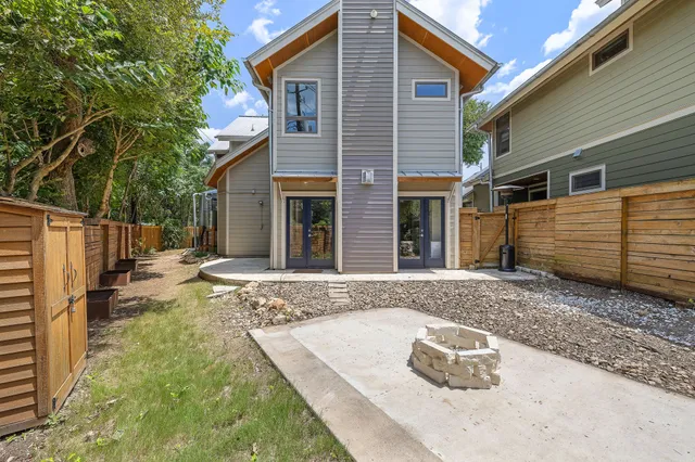 a view of a house with backyard
