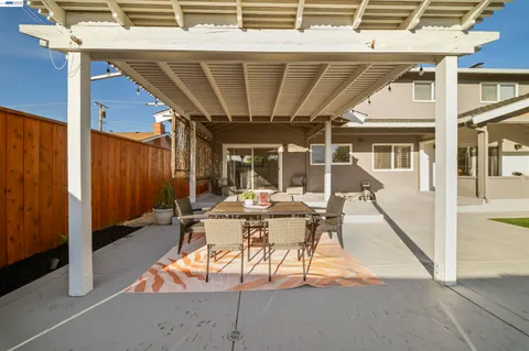 a view of a house with backyard and a tree