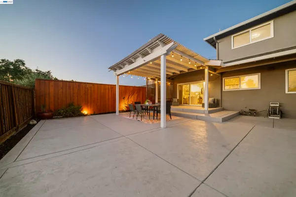 a view of a backyard of the house