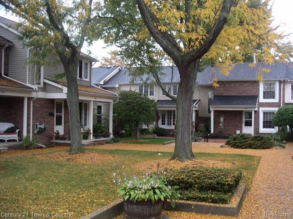 3511 Crooks Road Royal Oak, MI 48073 - Photo 25 of 26 25CourtyardLookingNW.JPG