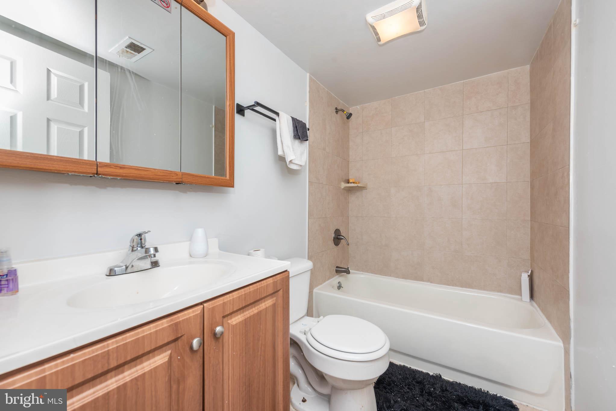 1911 West Baltimore Street Baltimore, MD 21223 - Photo 21 of 32 a bathroom with a sink a toilet and a bathtub