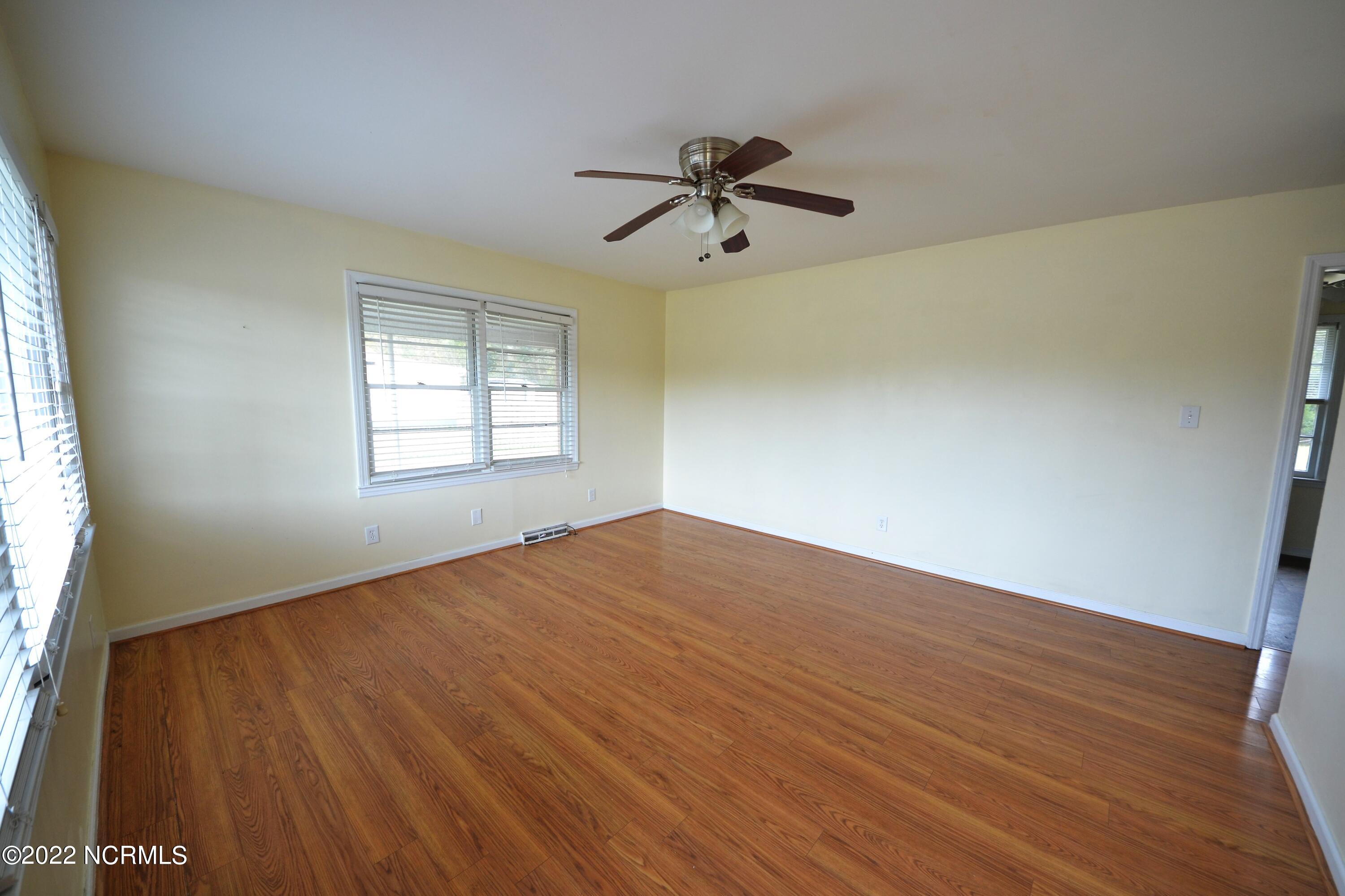 710 Country Club Road Jacksonville, NC 28546 - Photo 2 of 15 Living Room 710 Country