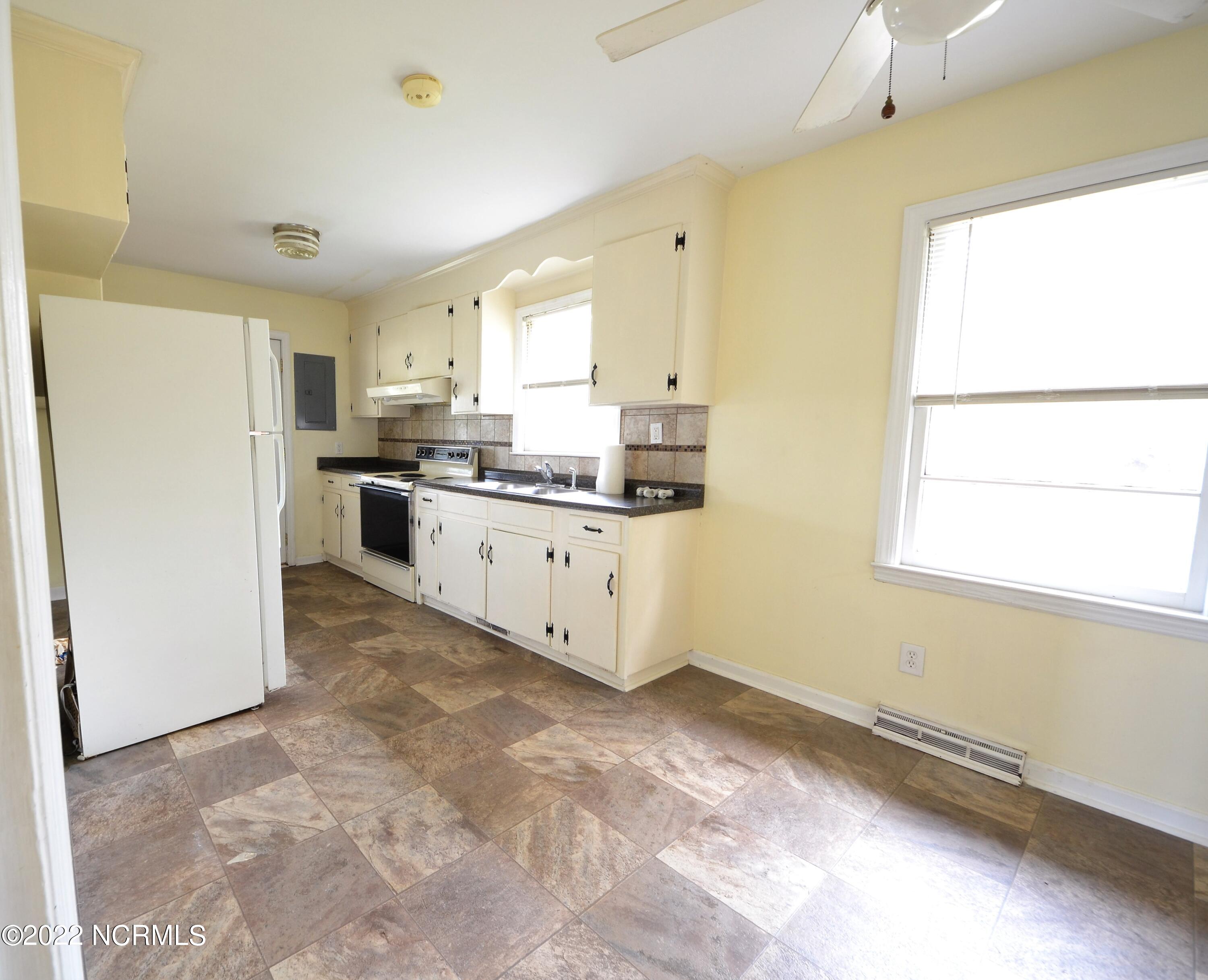 710 Country Club Road Jacksonville, NC 28546 - Photo 4 of 15 Kitchen 710