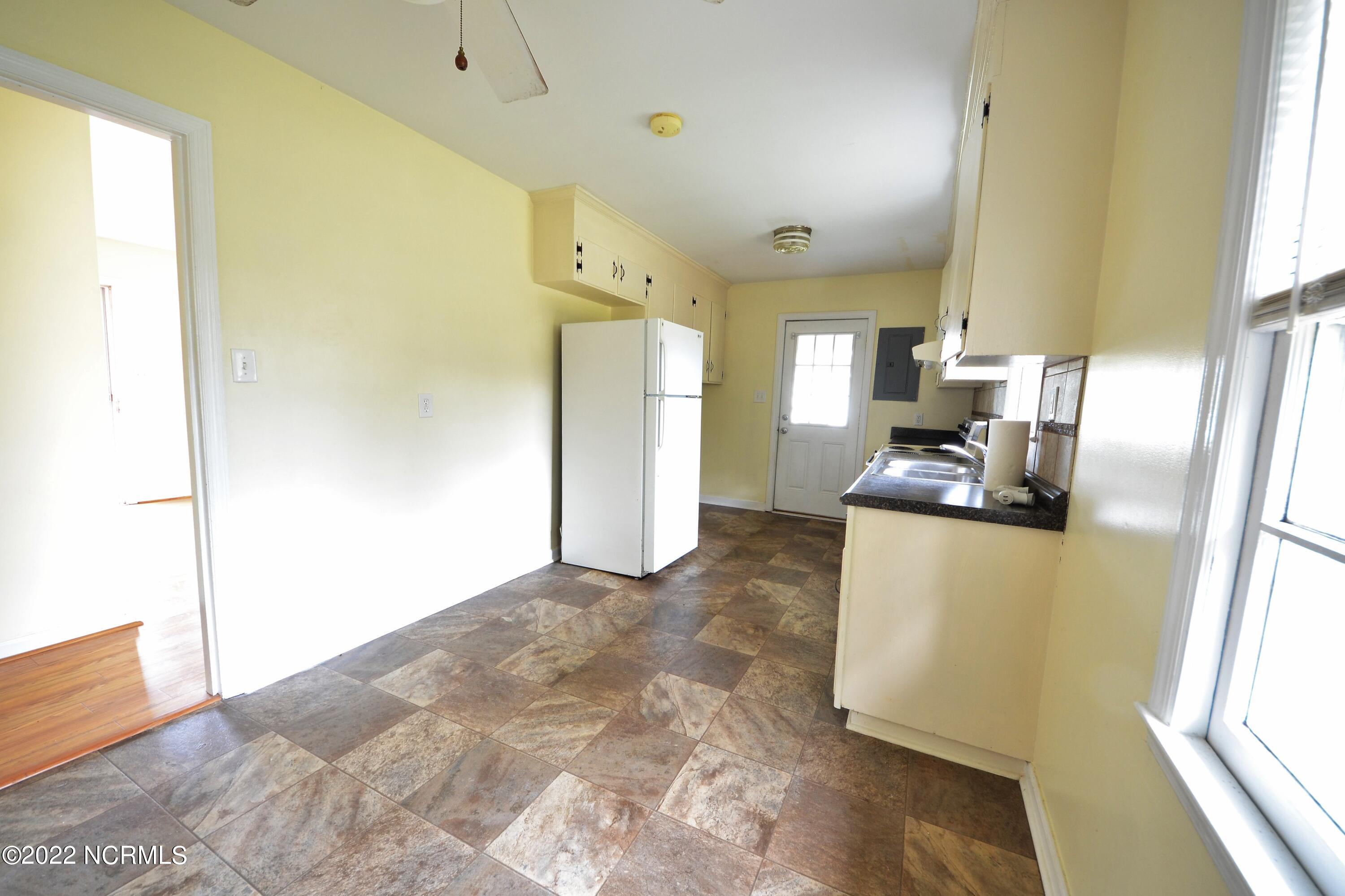 710 Country Club Road Jacksonville, NC 28546 - Photo 6 of 15 Kitchen angle 710