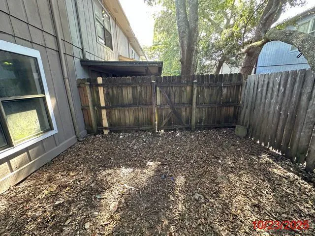 a view of a backyard