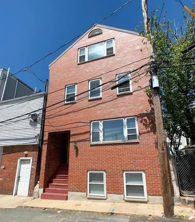 $1,800 | 6 School Street, Unit 3, Chelsea, MA 02150