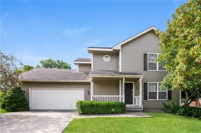 $1,945 | 809 East 15th Street, Kearney, MO 64060