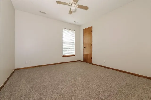 $1,945 | 809 East 15th Street, Kearney, MO 64060