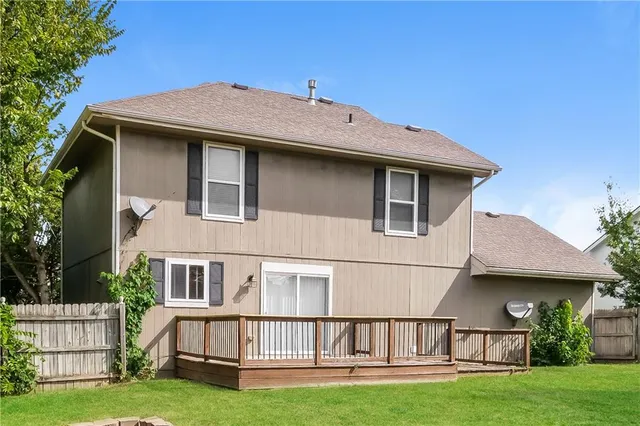 $1,945 | 809 East 15th Street, Kearney, MO 64060