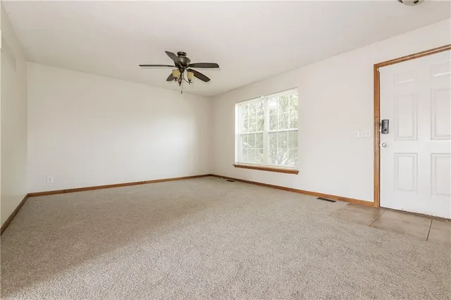 $1,945 | 809 East 15th Street, Kearney, MO 64060