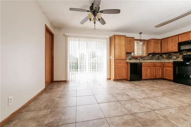 $1,945 | 809 East 15th Street, Kearney, MO 64060