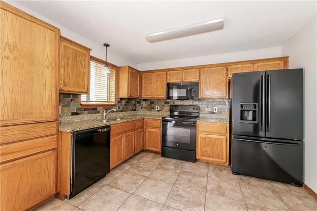 $1,945 | 809 East 15th Street, Kearney, MO 64060