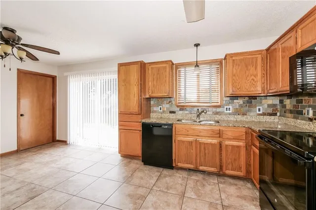 $1,945 | 809 East 15th Street, Kearney, MO 64060