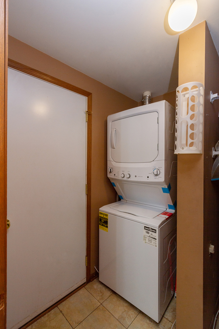 2624 Idaho Road Naperville, IL 60564 - Photo 10 of 23 a utility room with dryer and washer