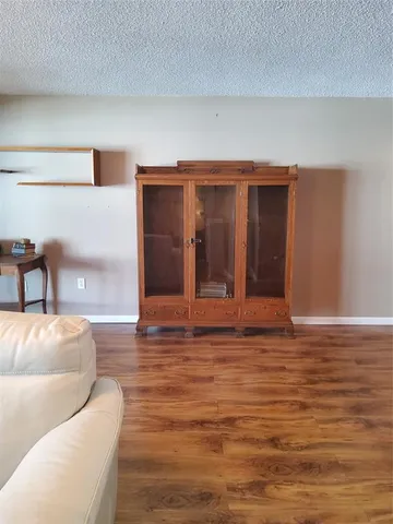 a view of livingroom with furniture