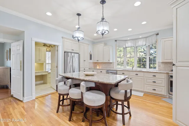 $670,000 | 9 Oak Place, New Iberia, LA 70563