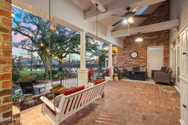 $670,000 | 9 Oak Place, New Iberia, LA 70563