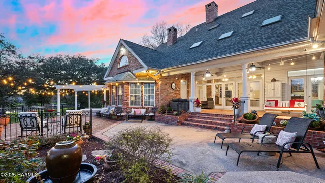 $670,000 | 9 Oak Place, New Iberia, LA 70563