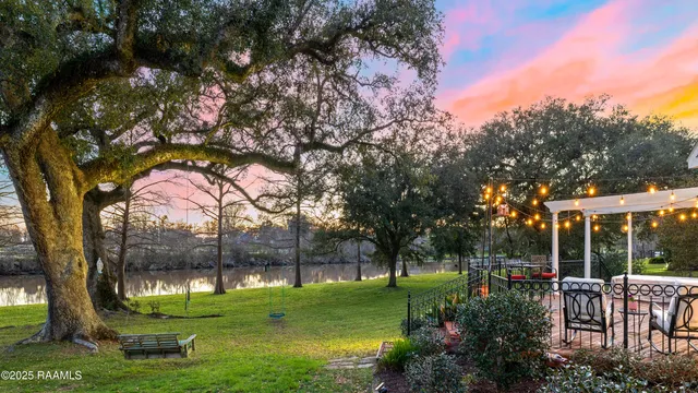 $670,000 | 9 Oak Place, New Iberia, LA 70563