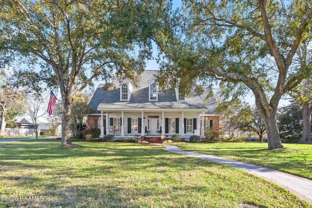 $670,000 | 9 Oak Place, New Iberia, LA 70563