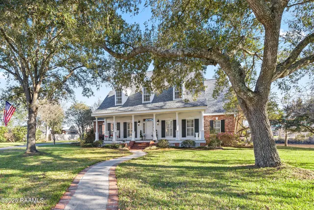 $670,000 | 9 Oak Place, New Iberia, LA 70563
