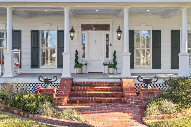 $670,000 | 9 Oak Place, New Iberia, LA 70563