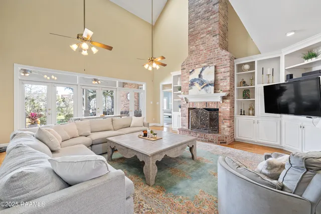 $670,000 | 9 Oak Place, New Iberia, LA 70563