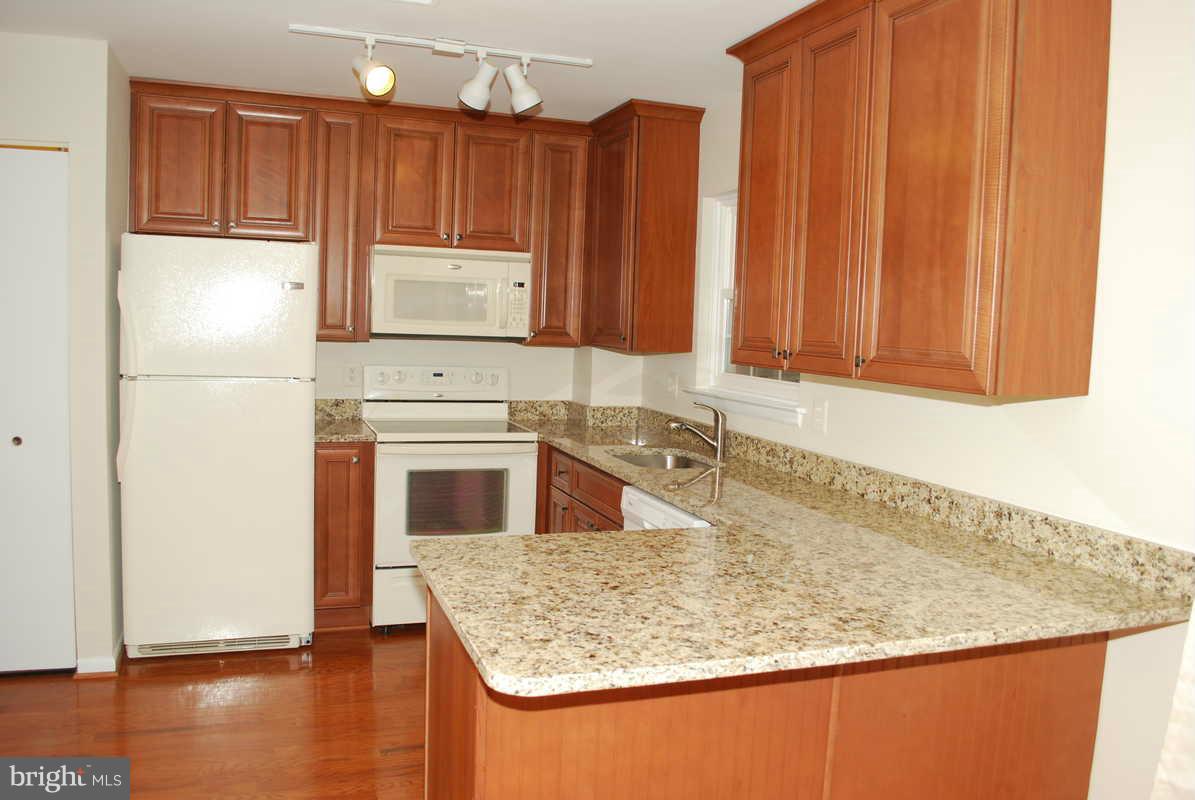2220 Gunsmith Square Reston, VA 20191 - Photo 2 of 22 Kitchen