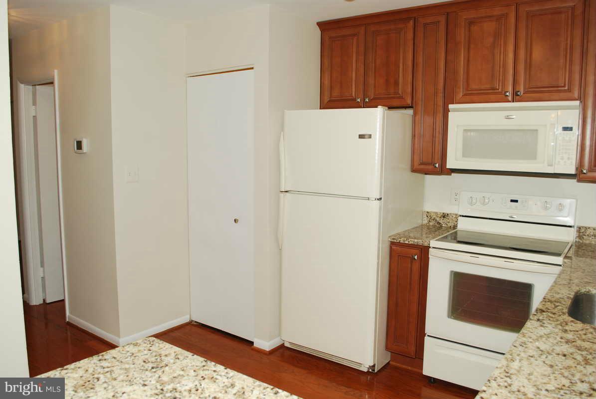 2220 Gunsmith Square Reston, VA 20191 - Photo 4 of 22 Kitchen