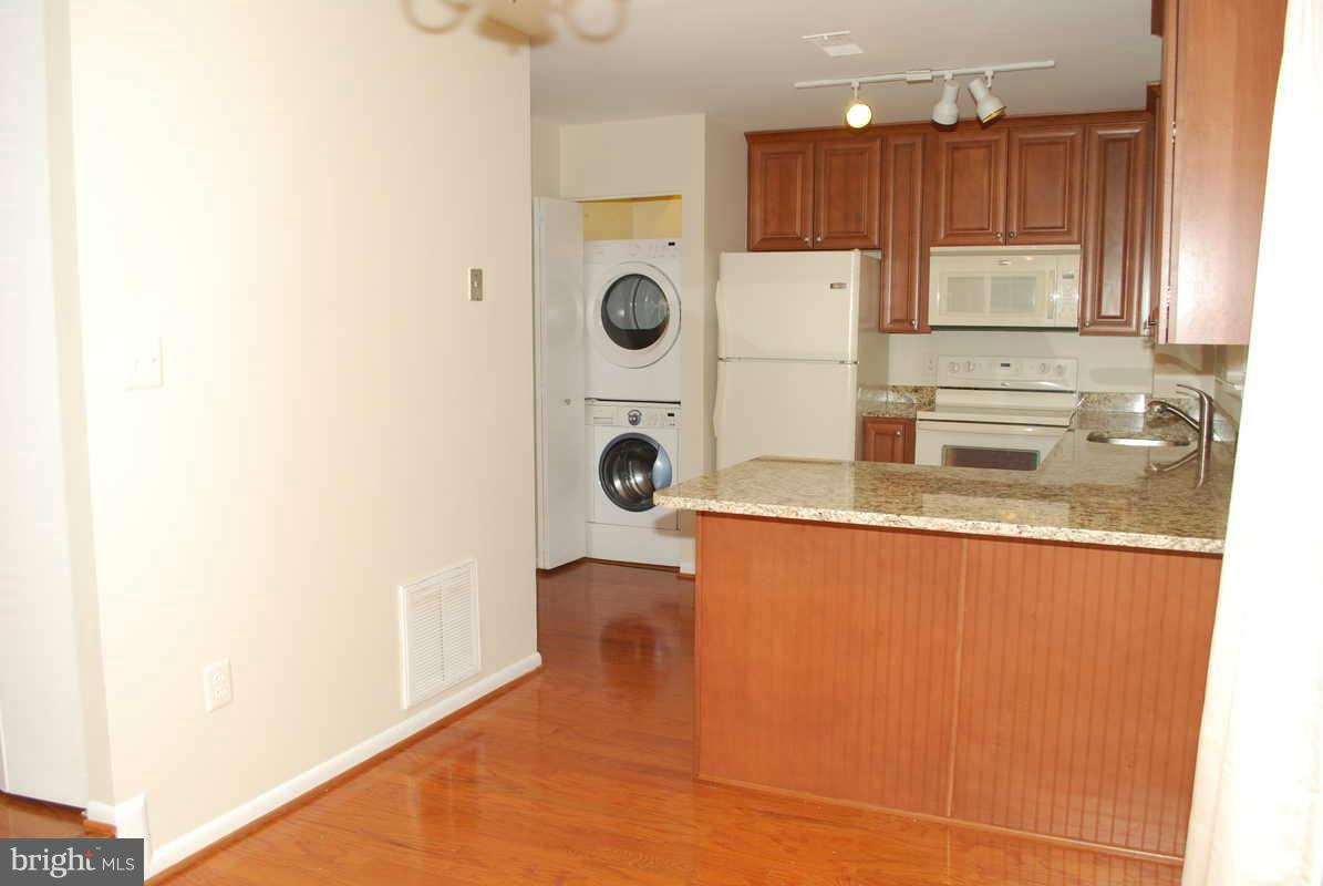 2220 Gunsmith Square Reston, VA 20191 - Photo 5 of 22 Kitchen