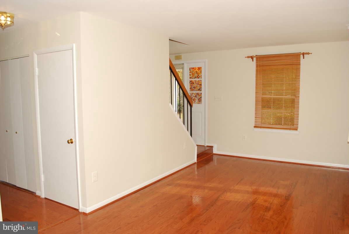2220 Gunsmith Square Reston, VA 20191 - Photo 9 of 22 Living Room