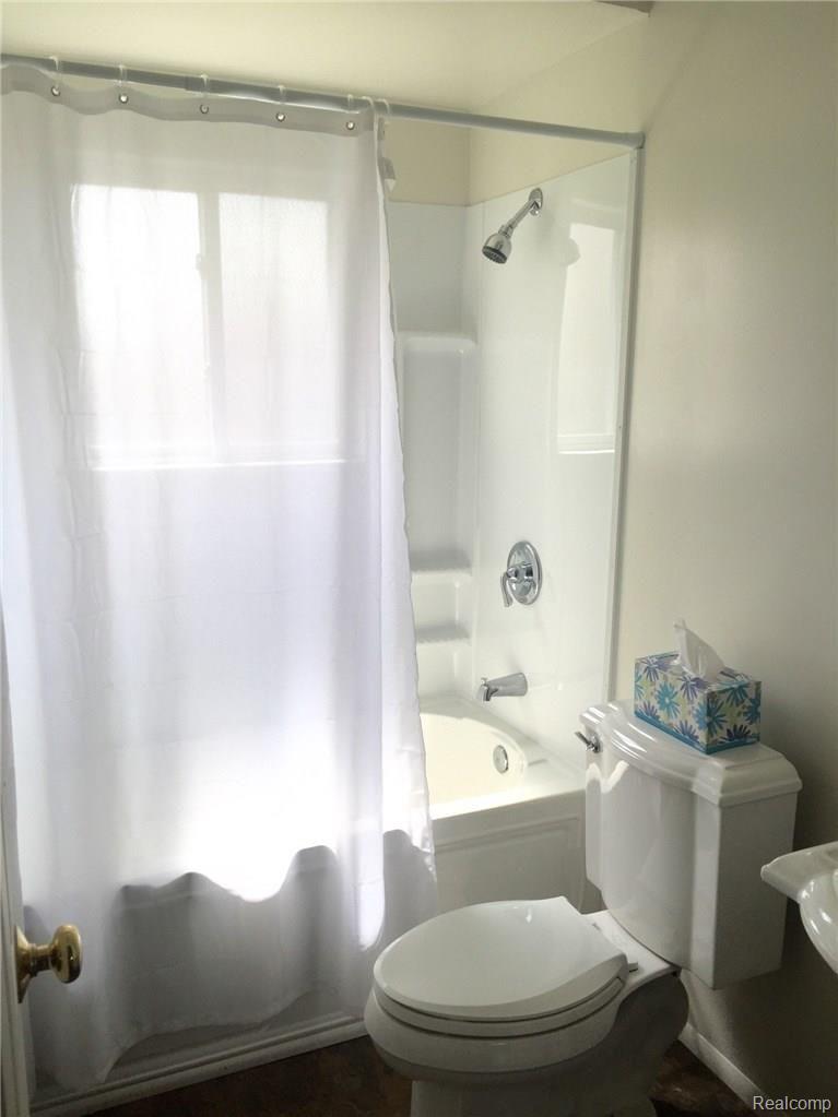11817 Engleman Road Warren, MI 48089 - Photo 7 of 16 014a2ae0bc63baf9d34bc3f905258d512e19e14015.jpg