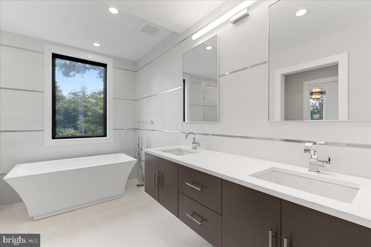 71 Maple Street Princeton, NJ 08542 - Photo 34 of 68 a bathroom with a tub a sink and mirror