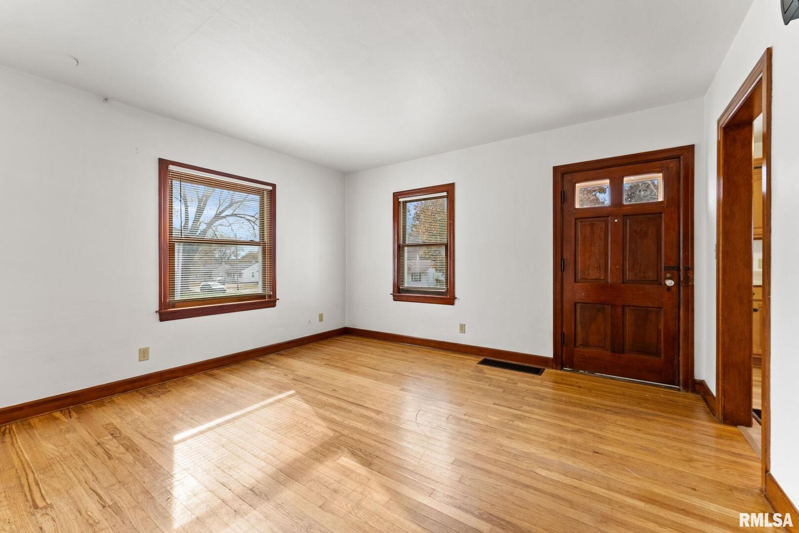 511 Waverly Road Davenport, IA 52804 - Photo 5 of 24 Gallery Image 5
